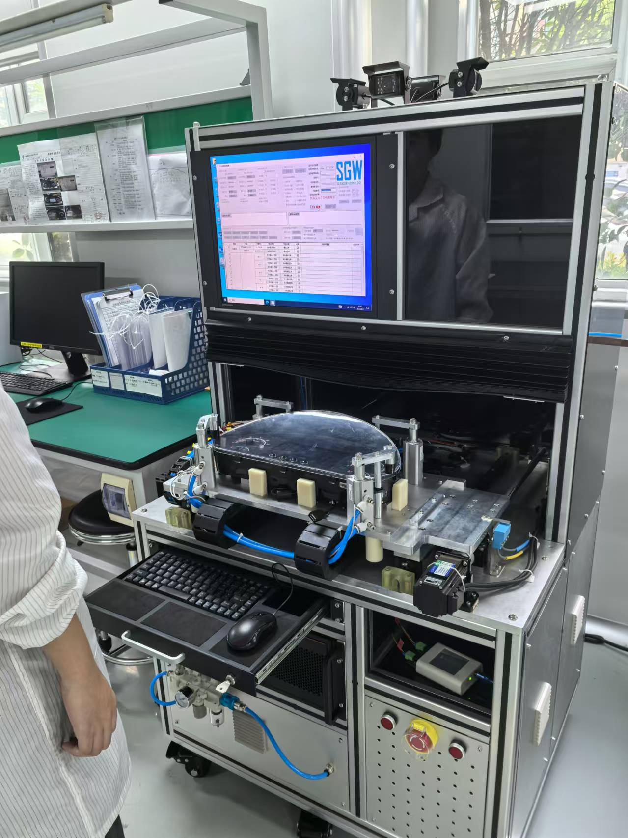 自主研发的生产设备：SGW自研 组合仪表FCT检测设备