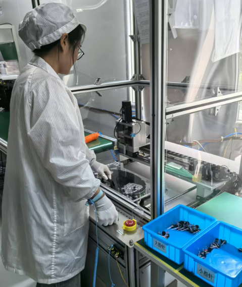 自主研发的检测设备：SGW自研 全自动压指针机